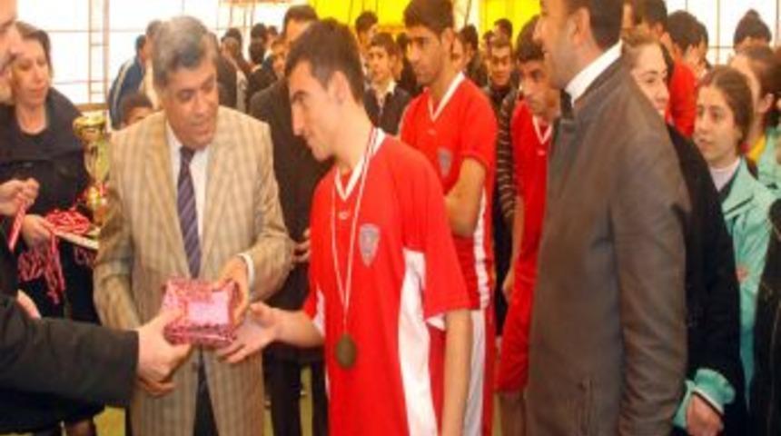 Kızıltepeli Gen&ccedil;ler Emniyetin D&uuml;zenlediği Turnuvalarda Ter D&ouml;kt&uuml;