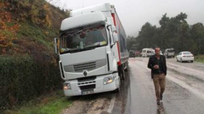 Bursa'da Trafik Kazası: S&uuml;r&uuml;c&uuml; &Ouml;ld&uuml;, 10'dan Fazla Yolcu Yaralandı