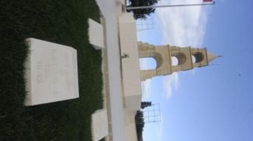 &Ccedil;anakkale&rsquo;de Mekkeli, Kud&uuml;sl&uuml; Ve Ciddeli Şehitler Yan Yana Yatıyor