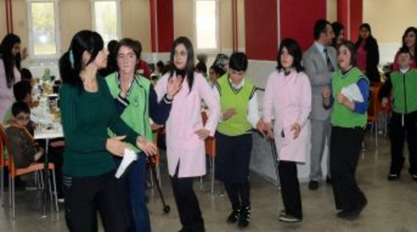 Engelliler Gangnam Style Ile Eğlendi