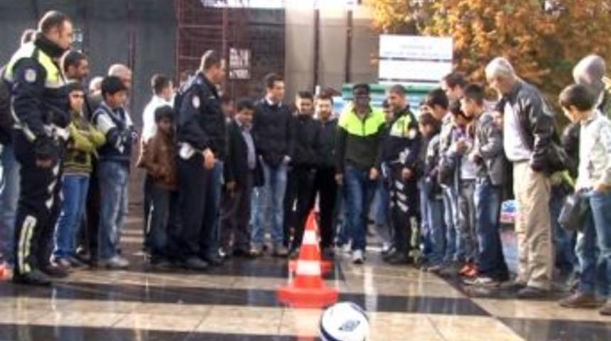 Diyarbakır Polisi, Emniyet Kemerinin &Ouml;nemini Uygulamalı Anlattı