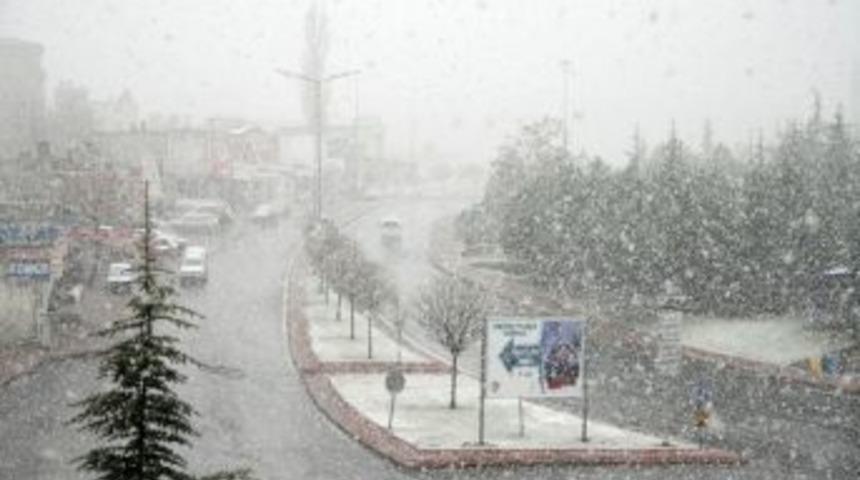 Hacılar Il&ccedil;esine Mevsimin Ilk Karı Yağdı