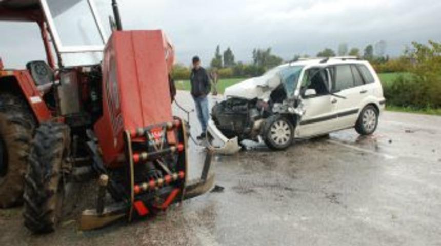 Kaza Yapan Trakt&ouml;r Ortadan Ikiye Ayrıldı