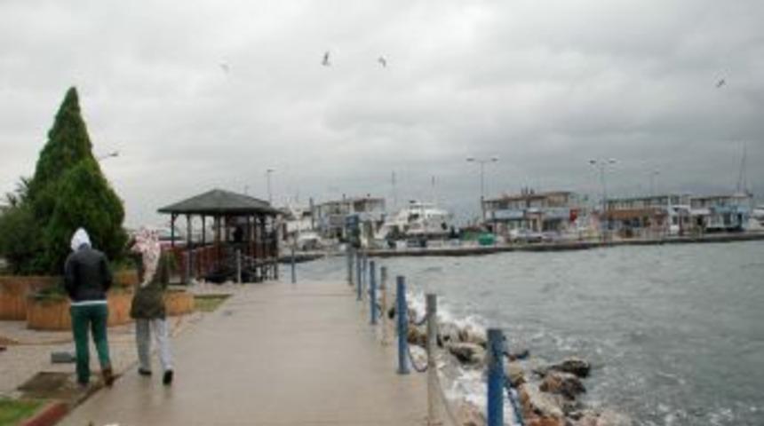 Lodos, İzmit K&ouml;rfezi'nde Denizin Y&uuml;kselmesine Neden Oldu