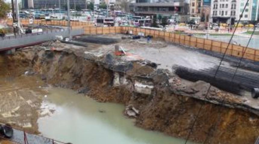 Taksim Meydanı G&ouml;le D&ouml;nd&uuml;