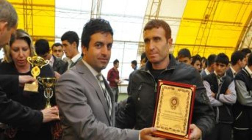 Kızıltepeli Gen&ccedil;ler Emniyetin D&uuml;zenlediği Turnuvalarda Ter D&ouml;kt&uuml;