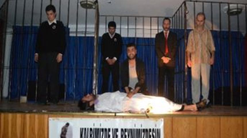 Alaplı&rsquo;da Akrep Adlı Tiyatro Sahnelendi