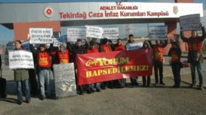 Grup Yorum&rsquo;dan Cezaevi &Ouml;n&uuml;nde Se&ccedil;kin Aydoğan&rsquo;a Destek Konseri