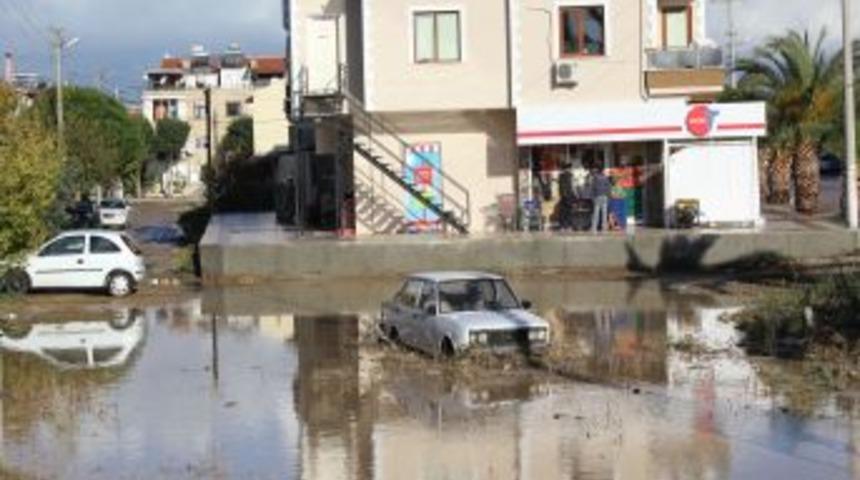 Sel Ege Denizi'ni Kahverengiye Boyadı