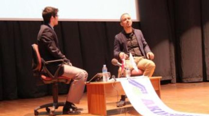 &Ouml;zg&uuml;r Akın, Fırat &Uuml;niversitesi&rsquo;nde &Ouml;ğrencilerle Buluştu