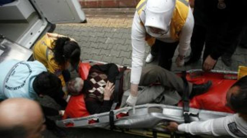 Boşanma Davasına Gelen Aileler Adliye &Ouml;n&uuml;nde Birbirine Girdi