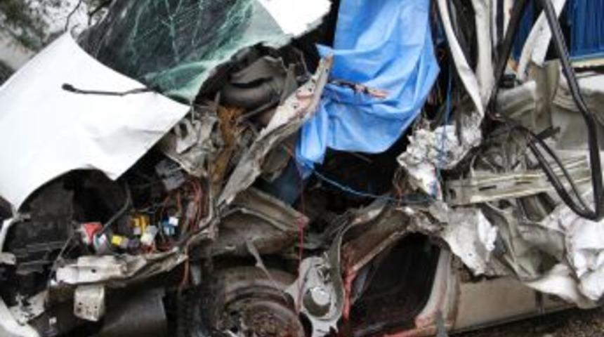 Minib&uuml;sle TIR &Ccedil;arpıştı: 1 &Ouml;l&uuml;, 10 Yaralı