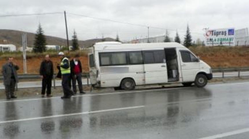 Yolcu Minib&uuml;s&uuml; Kaza Yaptı: 6 Yaralı