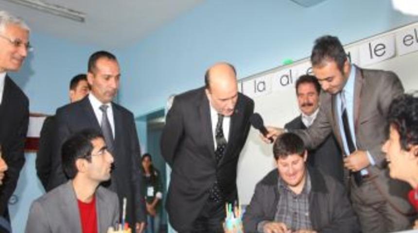 Belediye Başkanı Selmanoğlu, Engelliler Okulunu Ziyaret Etti