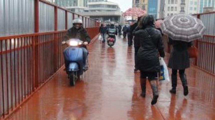 &lsquo;Motosiklet Giremez&rsquo; Yazan Ge&ccedil;ite Motosikletliler Akın Ediyor