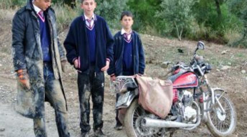 Servise Motosikletle Yetişmeye &Ccedil;alışan &Ouml;ğrenciler Kaza Yaptı