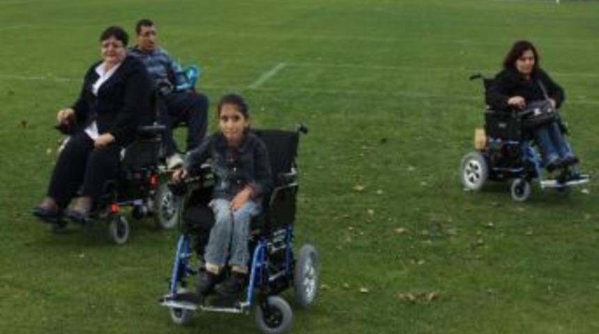 Manisaspor'dan Bedensel Engellilere Ak&uuml;l&uuml; Araba Hediyesi