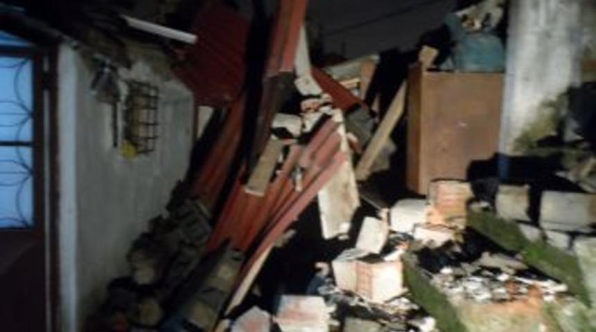 Gecekondunun &Uuml;zerine Bah&ccedil;e Duvarı Yıkıldı