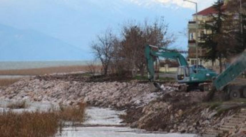 Beyşehir G&ouml;l&uuml; Sahilinde Sağlamlaştırma &Ccedil;alışmaları