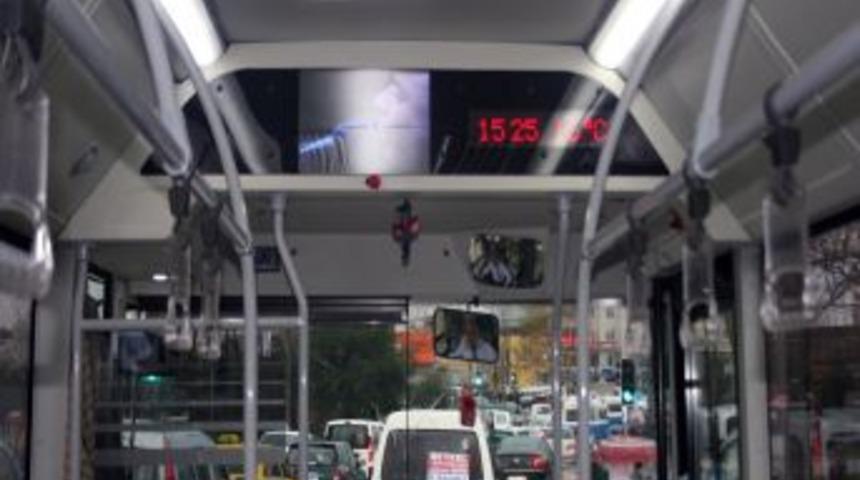 Belediye Otob&uuml;s&uuml;nde Neşet Ertaş Dinleyerek Yolculuk Yapıyorlar