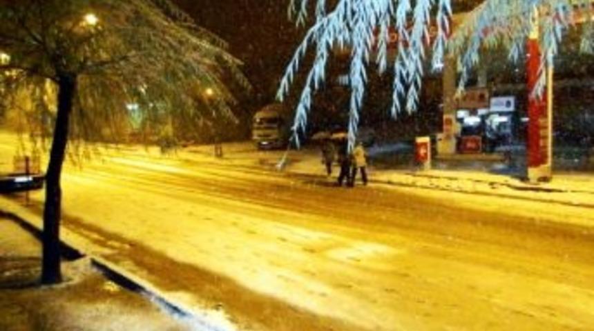 Tufanbeyli'ye Yılın İlk Karı Yağdı