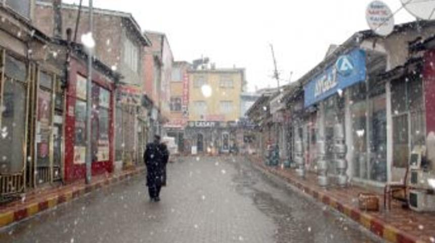 Pasinler&rsquo;e Yılın İlk Karı Yağdı