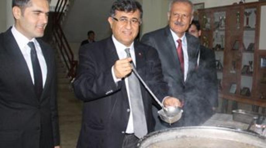 Anadolu Lisesi&rsquo;nde &ouml;ğrencilere aşure