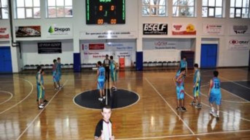 Hakemler Okul Sporları İ&ccedil;in İş Başında