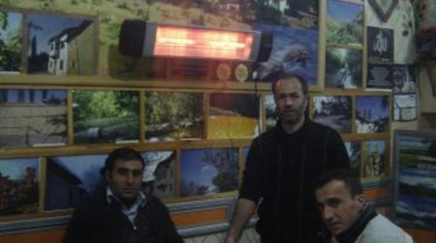 Kebap&ccedil;ıdan M&uuml;şterilerine Kayısı İkramı