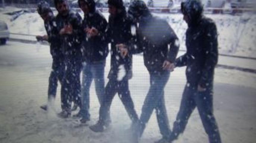 Bitlis'e Kar Yağdı, Gen&ccedil;ler Gangam Style Dansı Yaptı