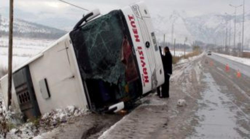 Kayseri&rsquo;de Yolcu Otob&uuml;s&uuml; Şarampole Devrildi