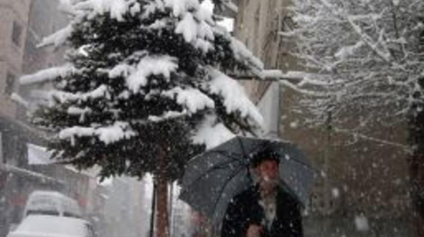Sarıkamış'ta Kar Yağışı Etkili Oluyor