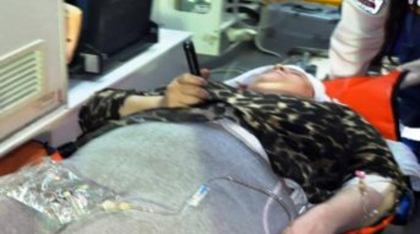 Evinin &Ouml;n&uuml;nde Bı&ccedil;aklanan Kadın, Hastaneye Karnındaki Bı&ccedil;akla Getirildi