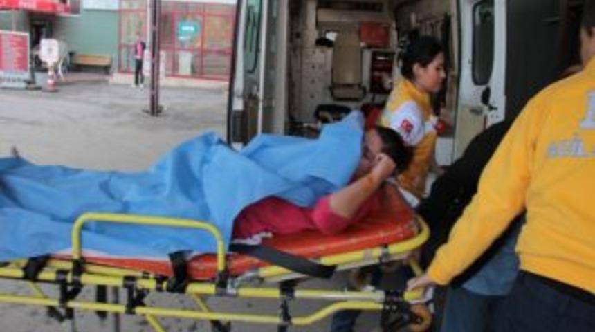 Sevgilisini Bacağından Bı&ccedil;aklayıp Ka&ccedil;tı