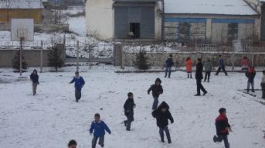 Tekman&rsquo;da &Ouml;ğrencilerin Kar Sevinci