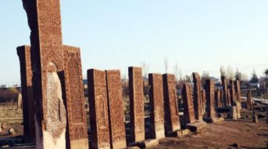 Rusları &Ccedil;ıldırtan Taşlar