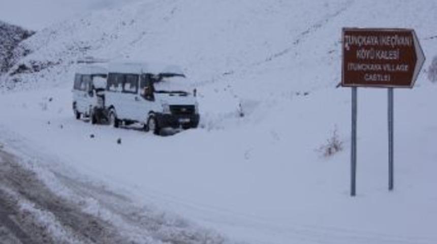 Kars'ta Kar Yağışı Yolları Kapattı