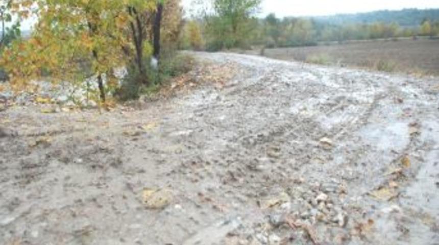 Yağışlar Yolu Kullanılmaz Hale Getirdi