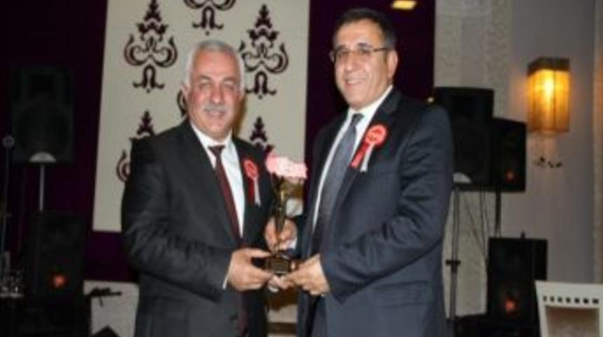&Ccedil;ubuk Belediye Başkanı &Ouml;zden 'yılın Belediye Başkanı' Se&ccedil;ildi
