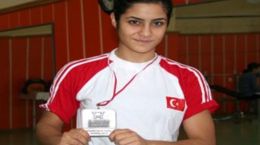 Boksta Avrupa Ikincisi Olan Elif Nur, İzmir Emniyeti'nin Gururu