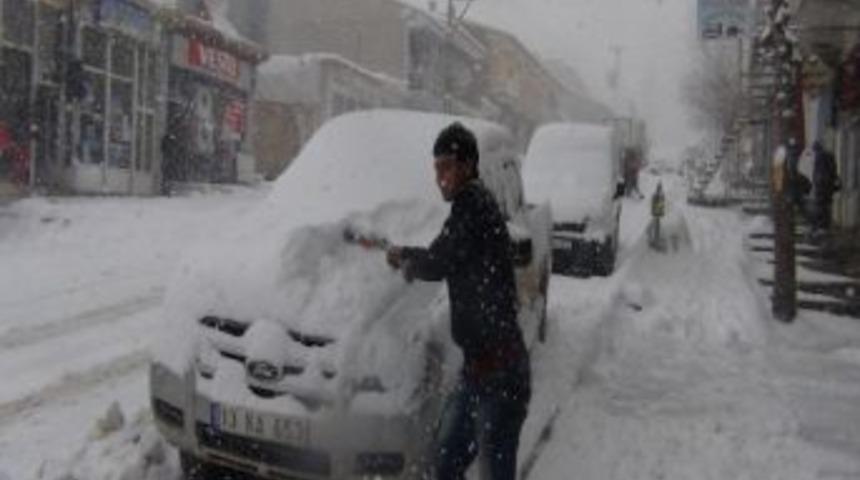 Başkale&rsquo;de Kar Yağışı