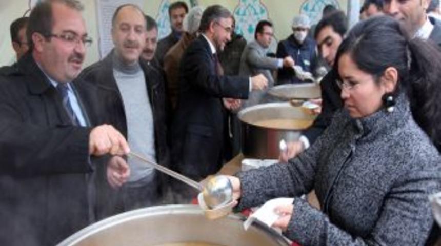 Rekt&ouml;r Aslan, &Ouml;ğrencilere Aşure Ikram Etti