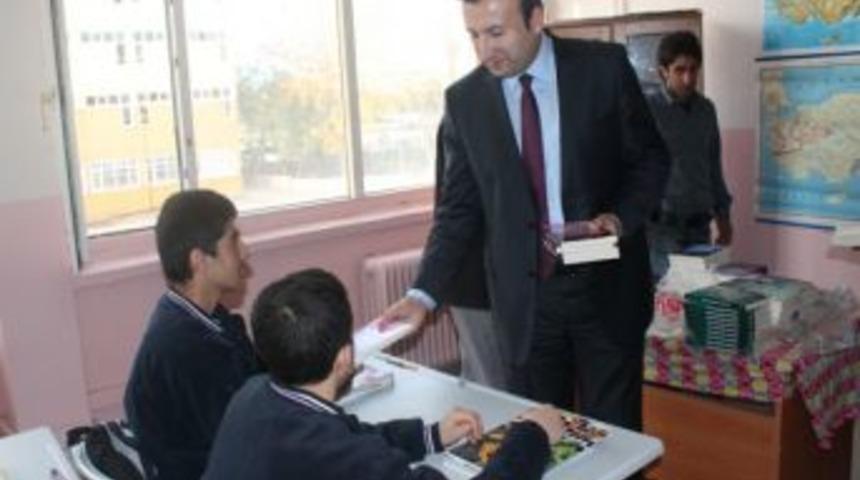 K&ouml;y &Ouml;ğrencilerine Kitap Dağıtıldı
