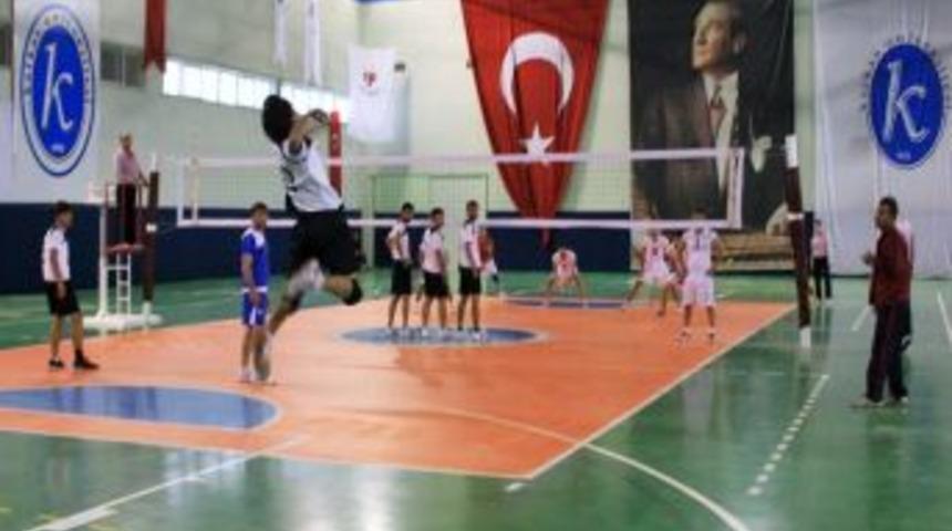 &Uuml;niversiteler Arası Voleybol Turnuvası &Ccedil;ekişmeli Ma&ccedil;lara Sahne Oluyor