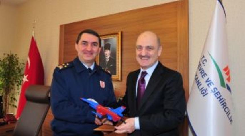 Oflu Komutandan Oflu Bakana Bordo Mavi U&ccedil;ak Maketi