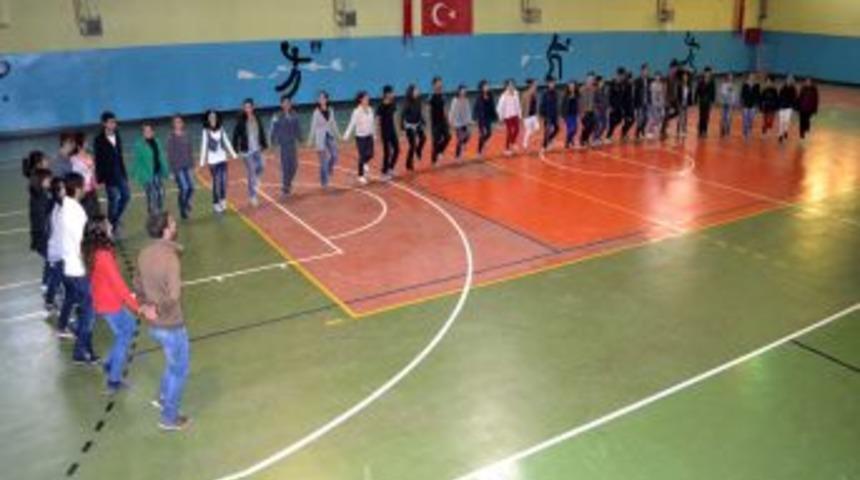 Vanlı Gen&ccedil;ler Boş Zamanlarını Halk Oyunları Oynayarak Değerlendirecek