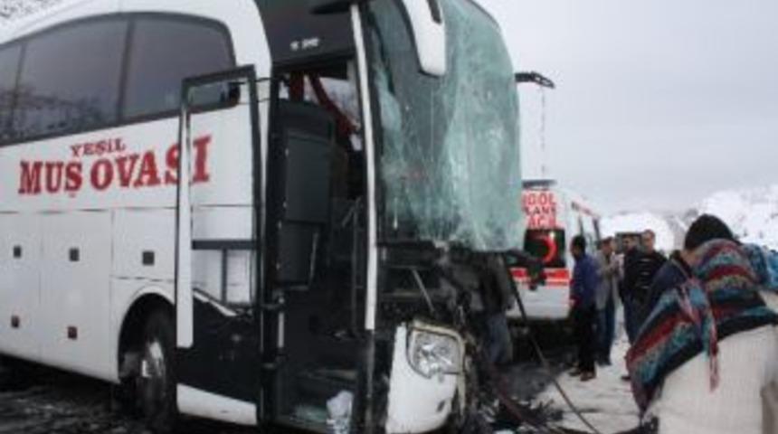 Bing&ouml;l&rsquo;de Trafik Kazası : 16 Yaralı