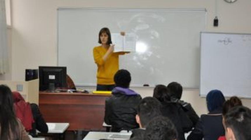 İspanyol &Ouml;ğretim G&ouml;revlisi &Uuml;niversitede İngilizce Eğitimi Veriyor