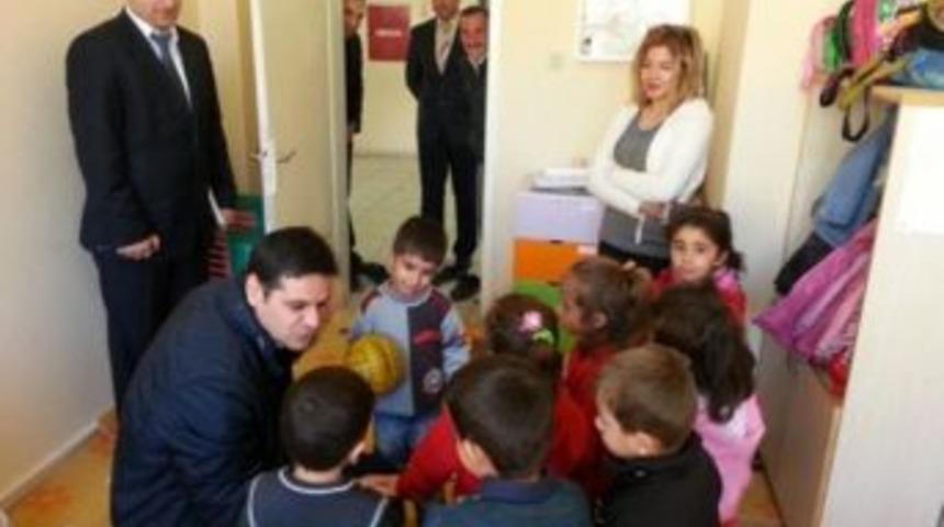 K&ouml;y Okullarını Ziyaret Eden Uludere Kaymakamı, &Ouml;ğrencilere Hediye Verdi