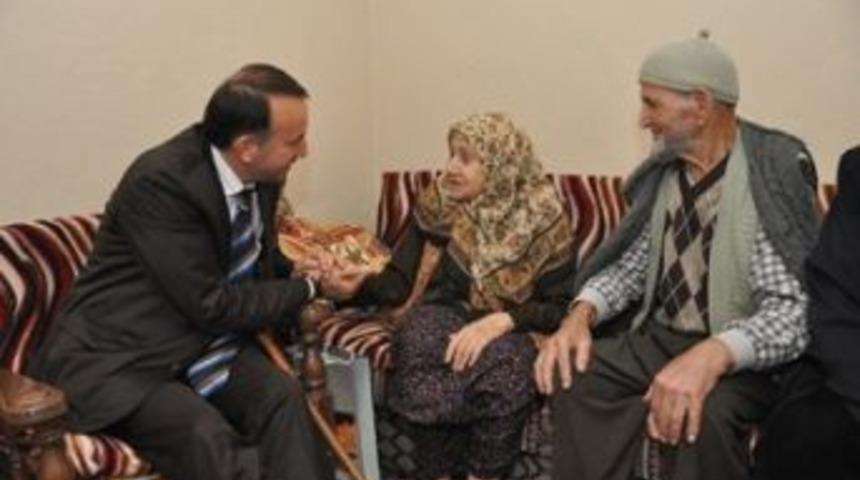 Karabalık Yaşlı ve Hastalara Moral Verdi